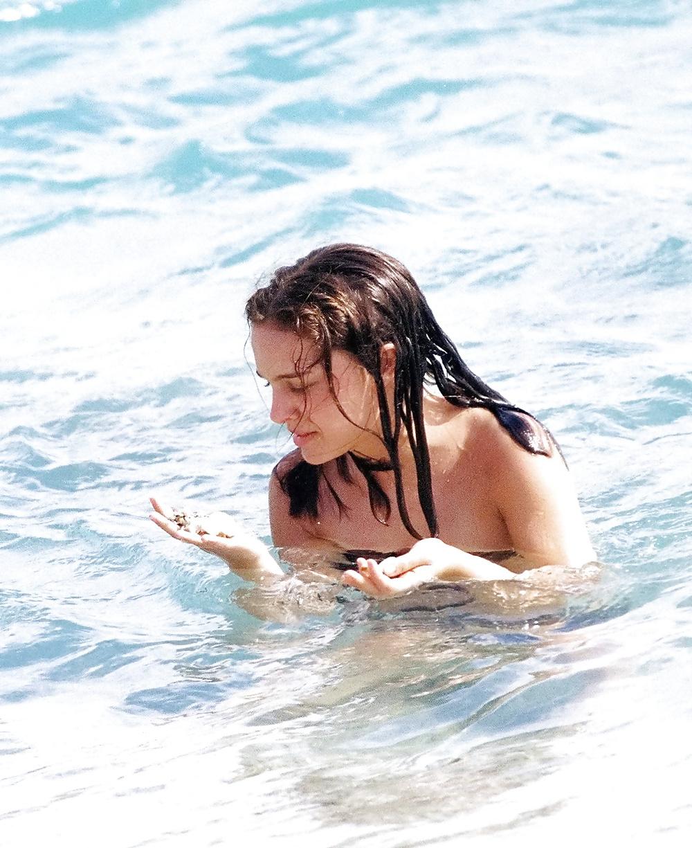 25P Natalie Portman - topless at the beach, January 2000