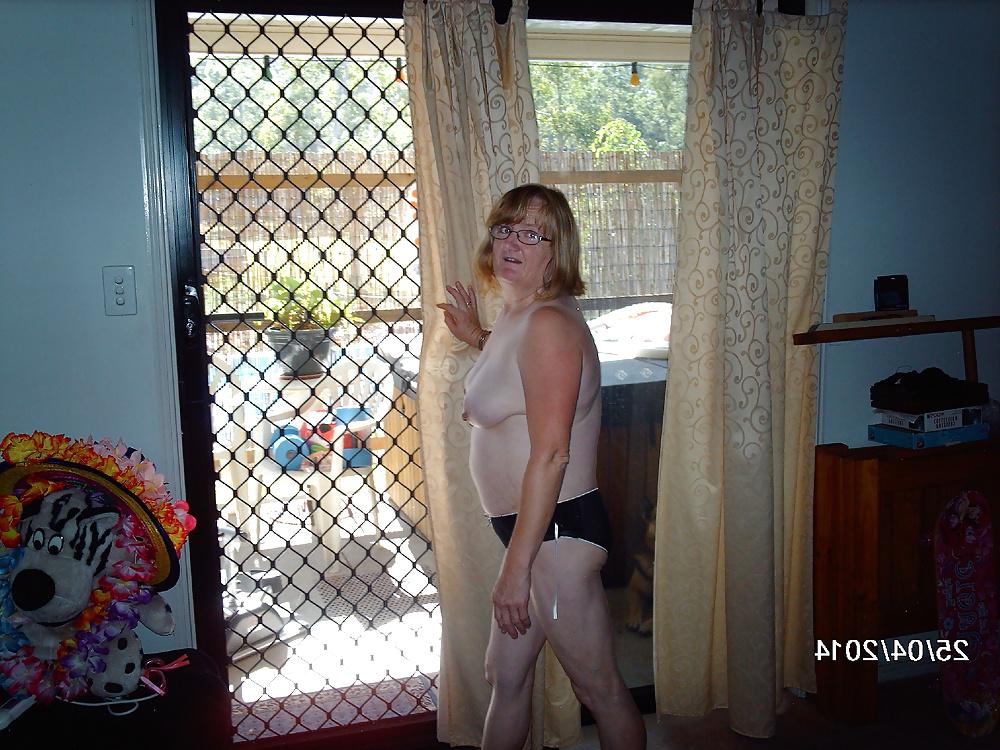 5P Horny wife loves to be topless 2