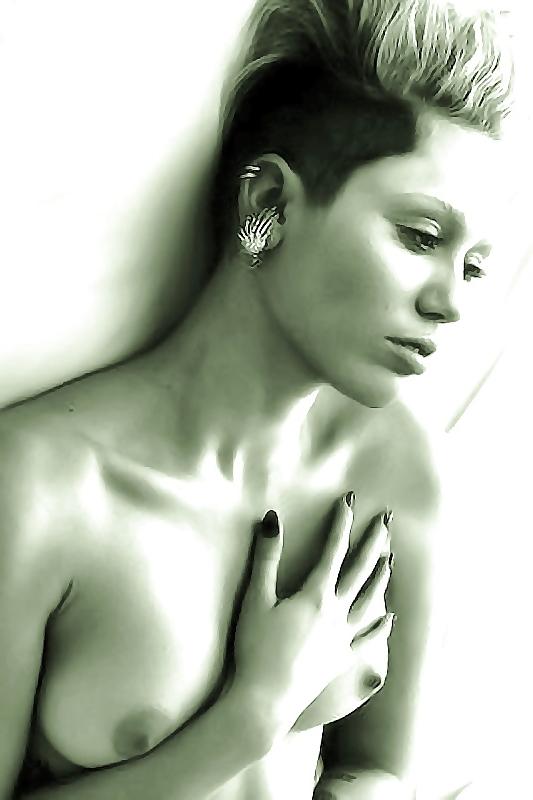 20P MILEY  CYRUS -TOPLESS