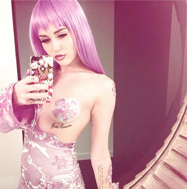 20P MILEY  CYRUS -TOPLESS