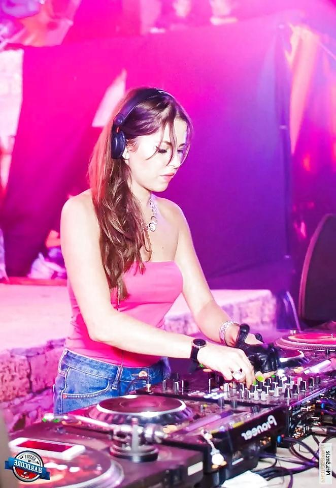 25P MissK8 sexy female techno dj