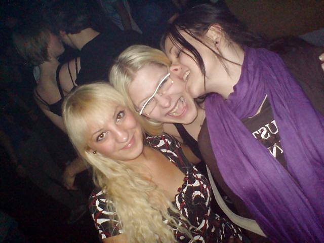 25P AMATEUR BITCH, PARTY PICS  WITH BOYFRIEND AND MY GIRLS