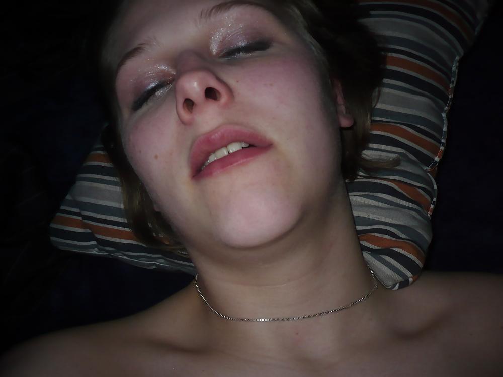 25P AMATEUR BITCH DILDO PLAY 2