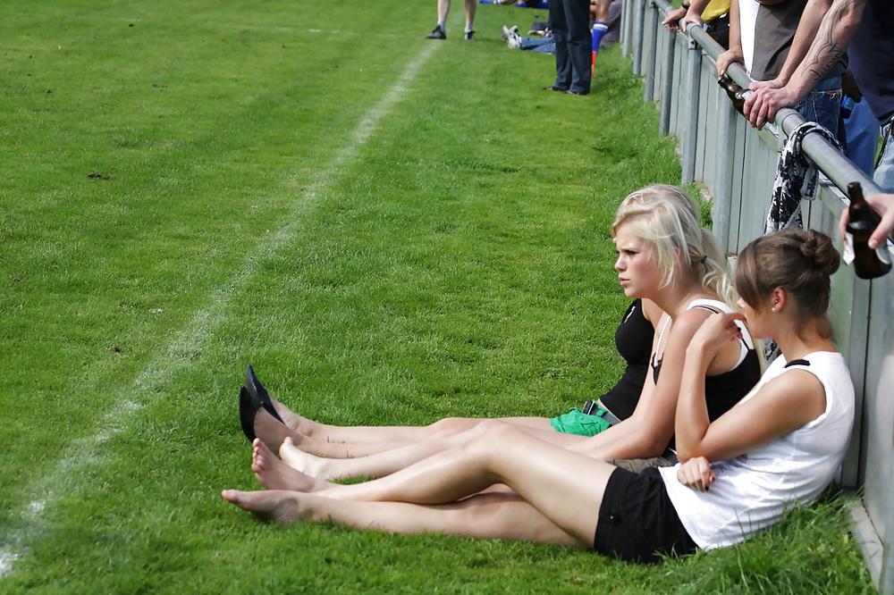 25P June 2014 Sexy Feet and Legs Outdoors
