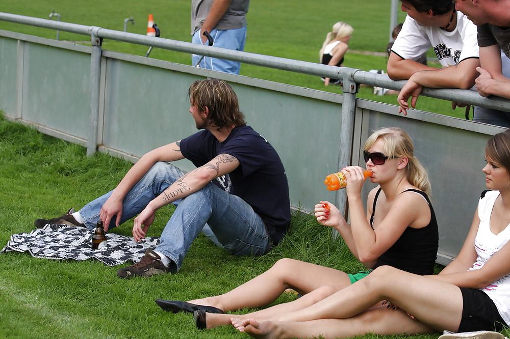 25P June 2014 Sexy Feet and Legs Outdoors