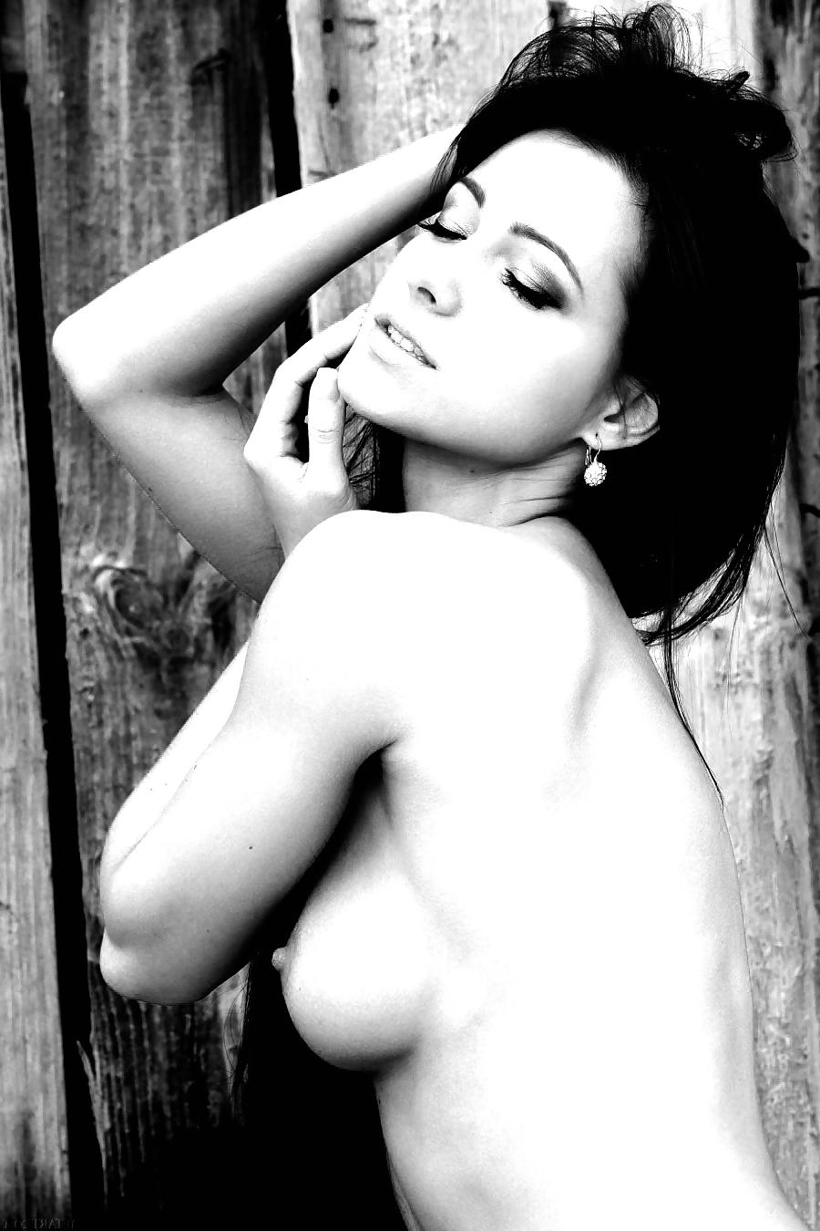 25P Art Desire B&W