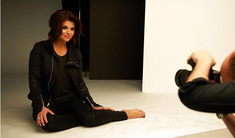 25P Tiffani Thiessen sexy feet