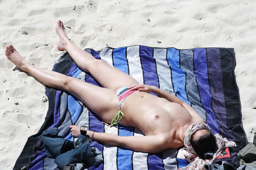 14P Unaware spied topless women