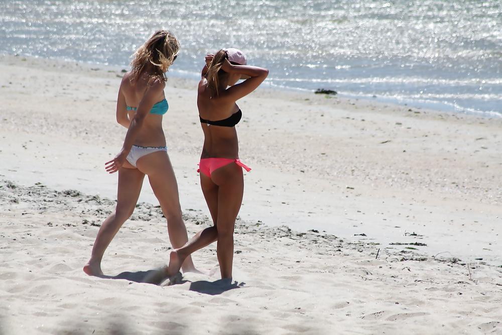 14P Unaware spied topless women