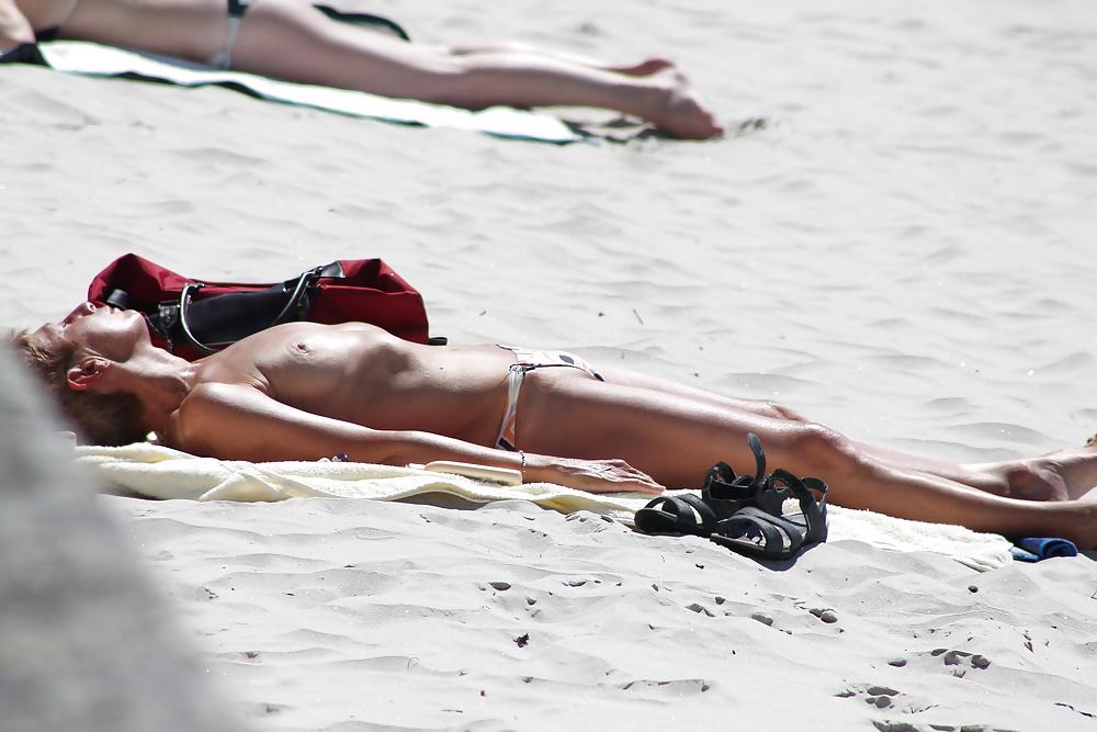 14P Unaware spied topless women