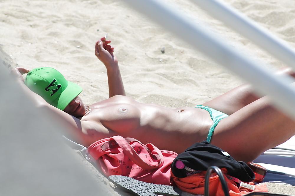 14P Unaware spied topless women