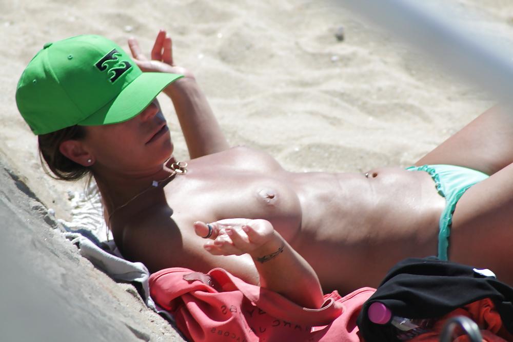 14P Unaware spied topless women