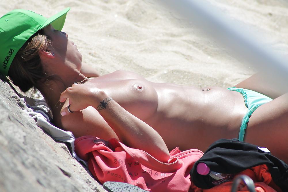 14P Unaware spied topless women