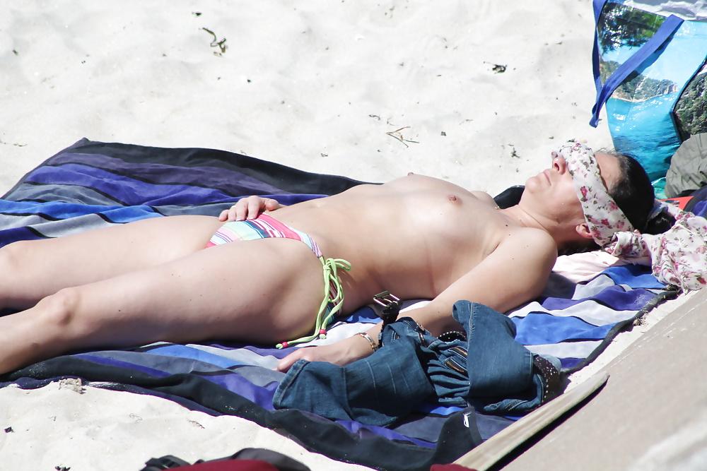 14P Unaware spied topless women