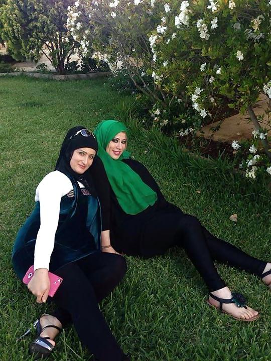 18P Hijab feet