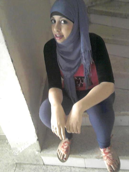 18P Hijab feet
