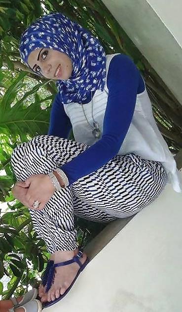 18P Hijab feet