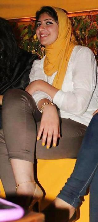 18P Hijab feet