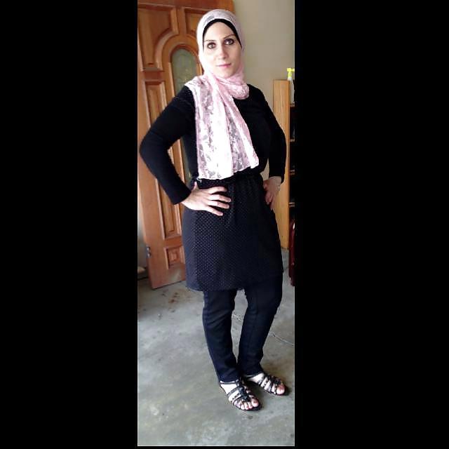 18P Hijab feet