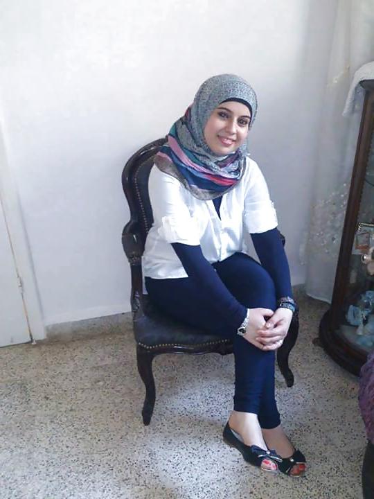 18P Hijab feet