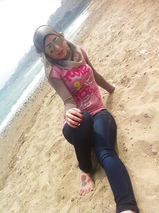 18P Hijab feet