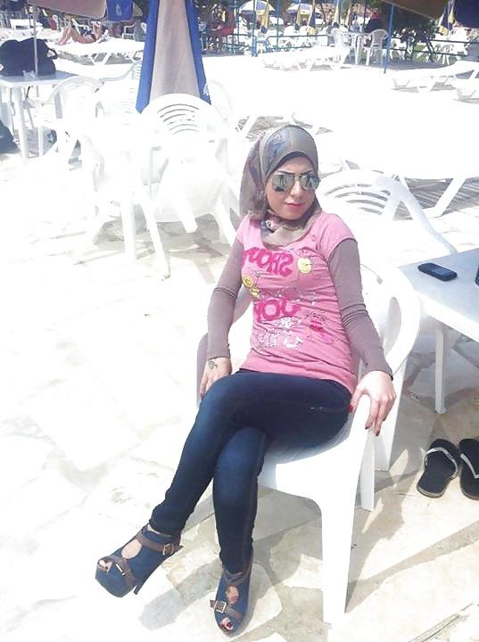 18P Hijab feet