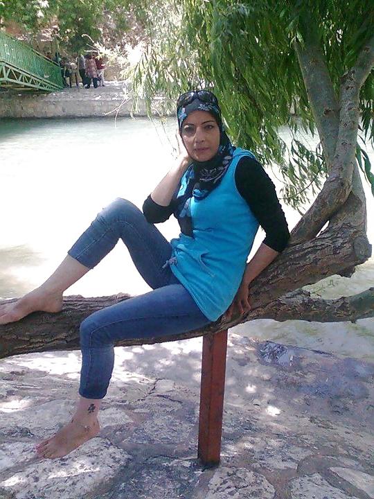 18P Hijab feet