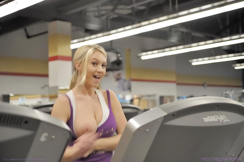 5P Flashing, voyeur and nude in public at hotsportygirls