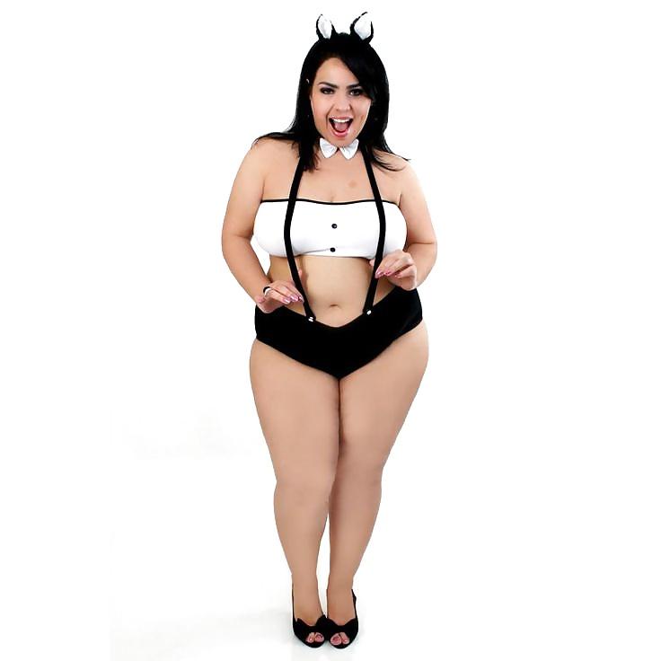 25P Plus Size Model Goddess: Julia Pires