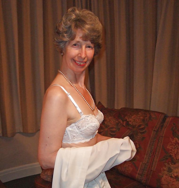 18P A Real Posh British Old Lady