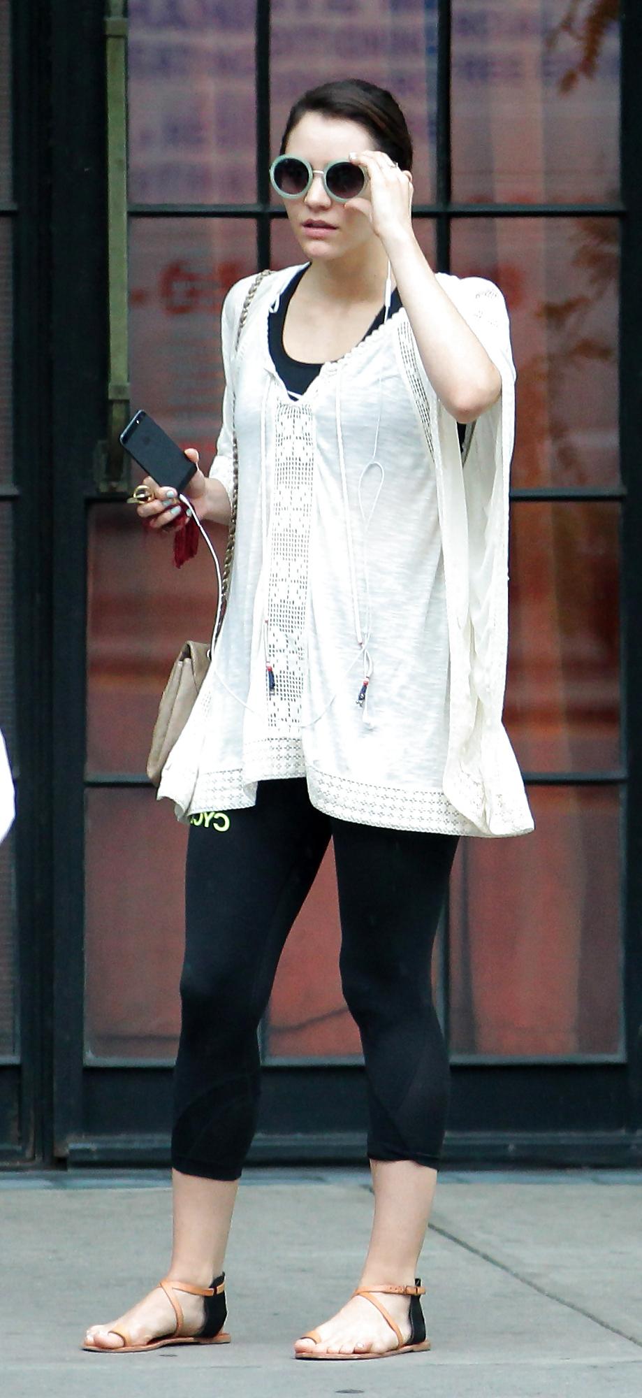 25P Katharine McPhee - Legs & Feet