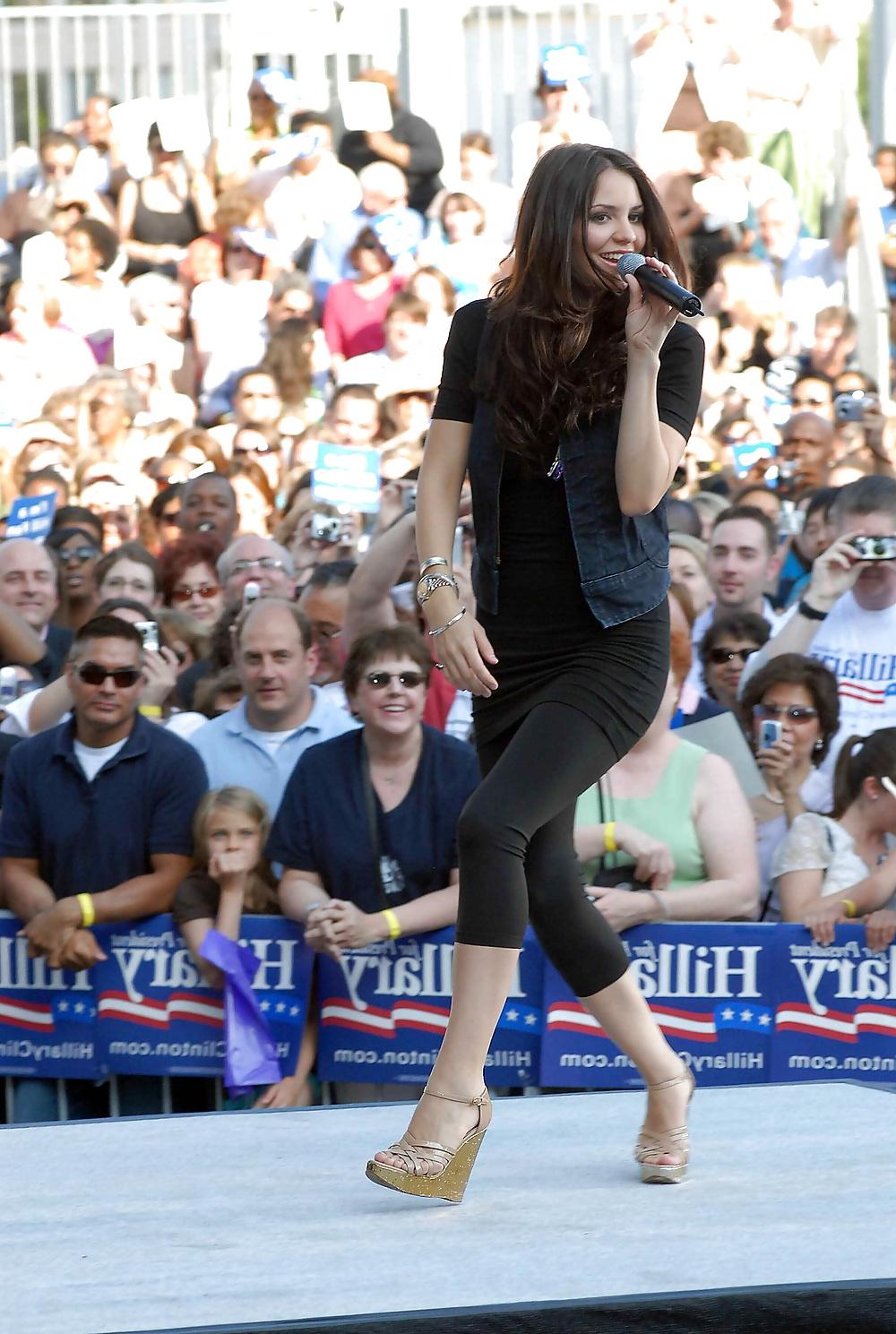25P Katharine McPhee - Legs & Feet