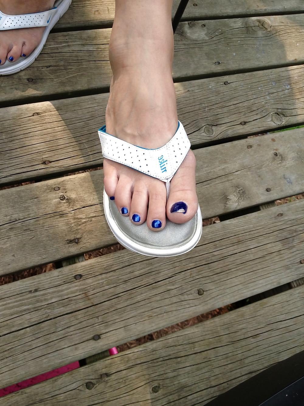 15P Wife showin pussy and feet