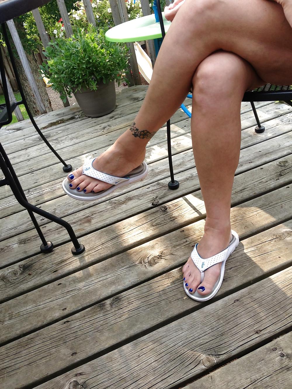 15P Wife showin pussy and feet