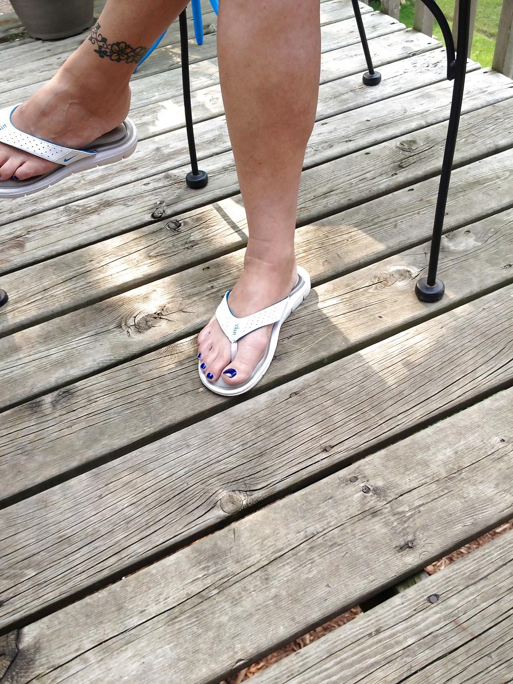 15P Wife showin pussy and feet