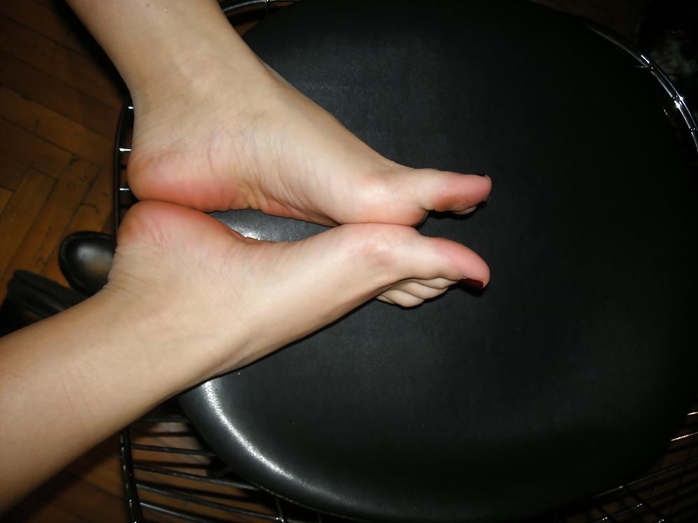 25P Feet soles teen for your cum