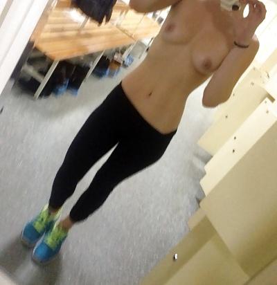 20P Selfie naked in public