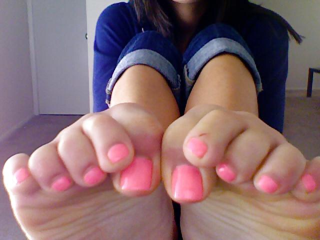 19P Young & gorgeous GIRLS FEET :)
