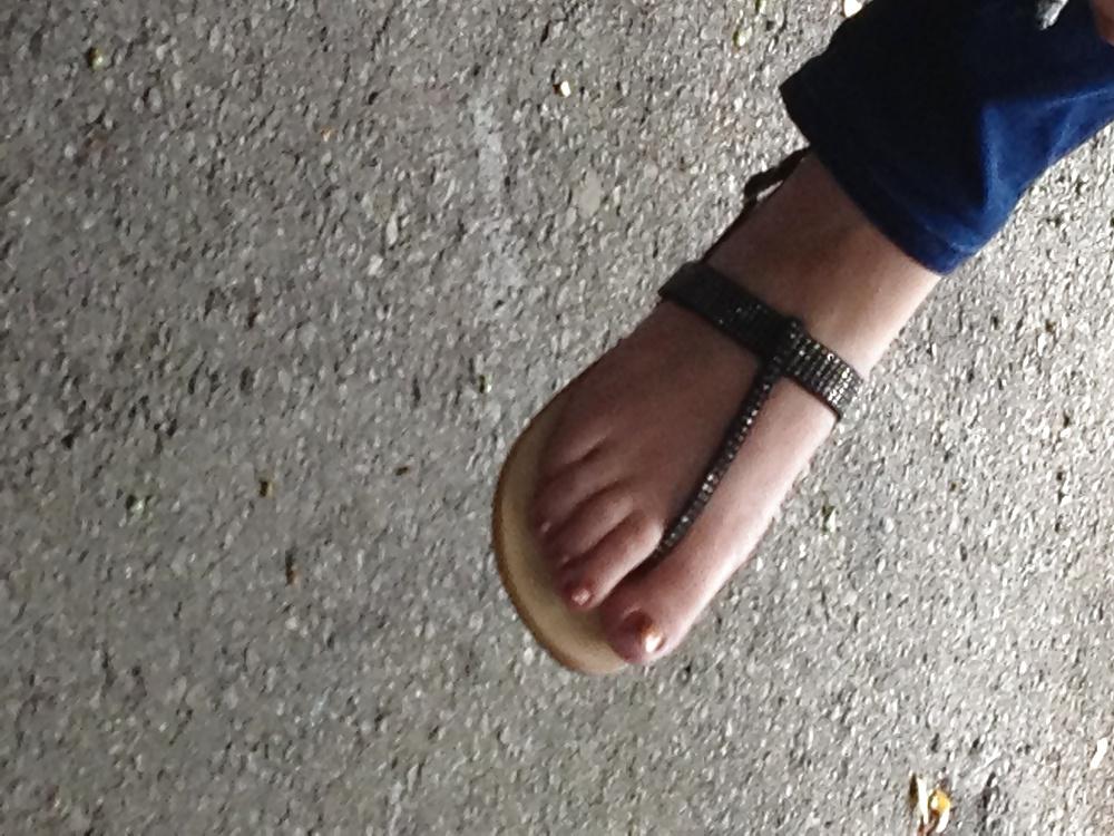 20P Fußfetisch, Sandalen, nackte Füße, Fußsohlen, Zehen1