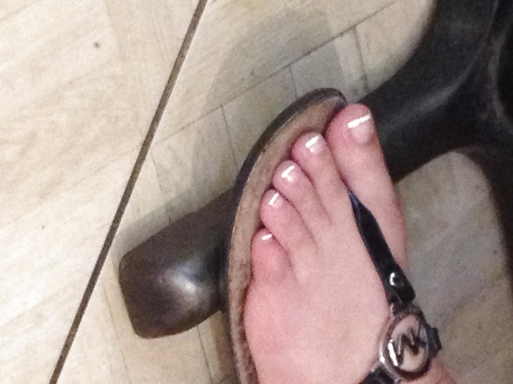 20P Fußfetisch, Sandalen, nackte Füße, Fußsohlen, Zehen1