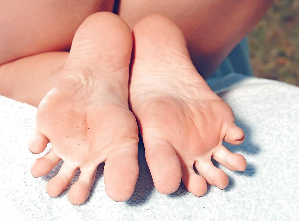17P Just beautiful feet and toes, no faces...