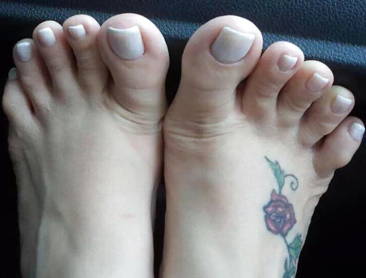 17P Just beautiful feet and toes, no faces...