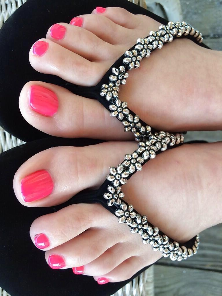 17P Just beautiful feet and toes, no faces...