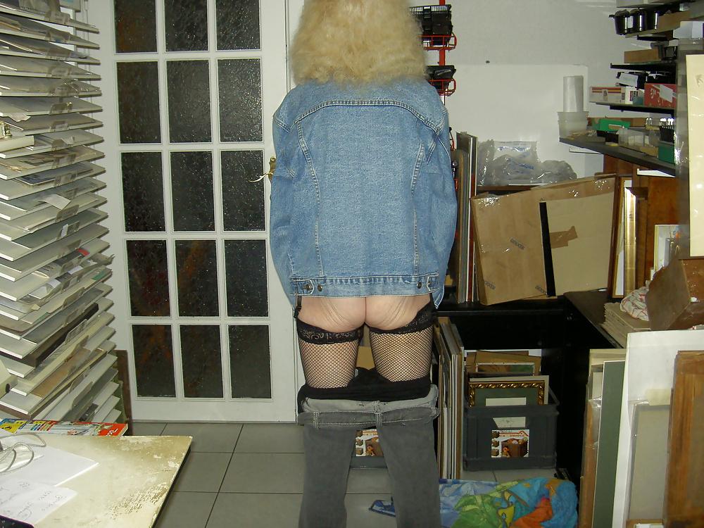 10P JOSEE  old bitch   AU BUREAU