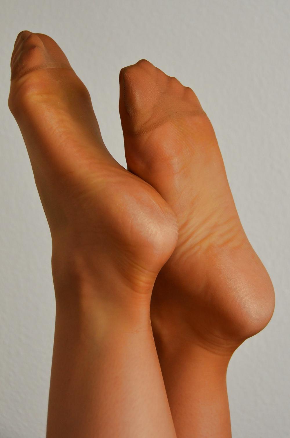 25P Wife's feet in Nylons - Samples 3