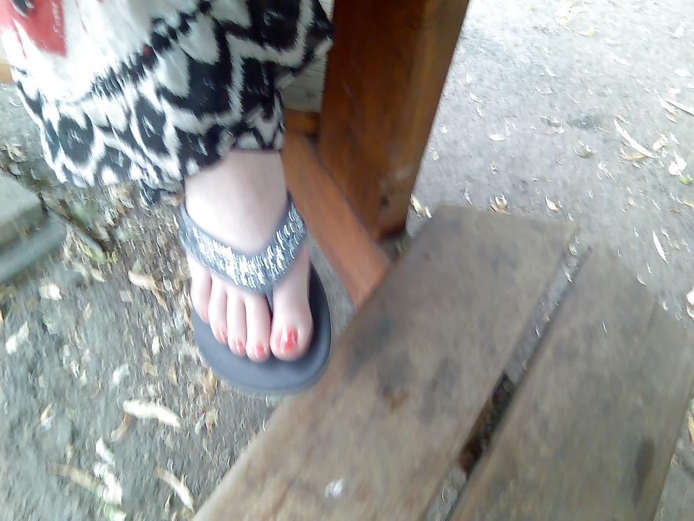 4P Linn 's Candid Feet - Female feet with red painted nails