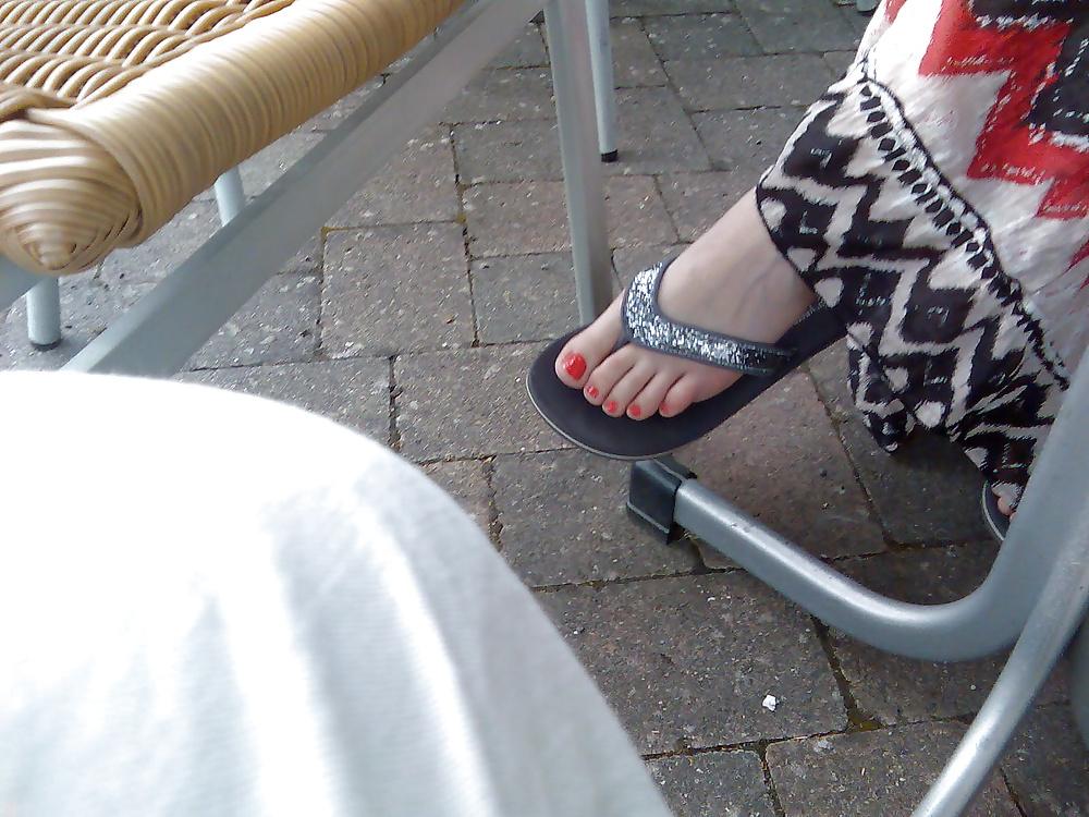 4P Linn 's Candid Feet - Female feet with red painted nails