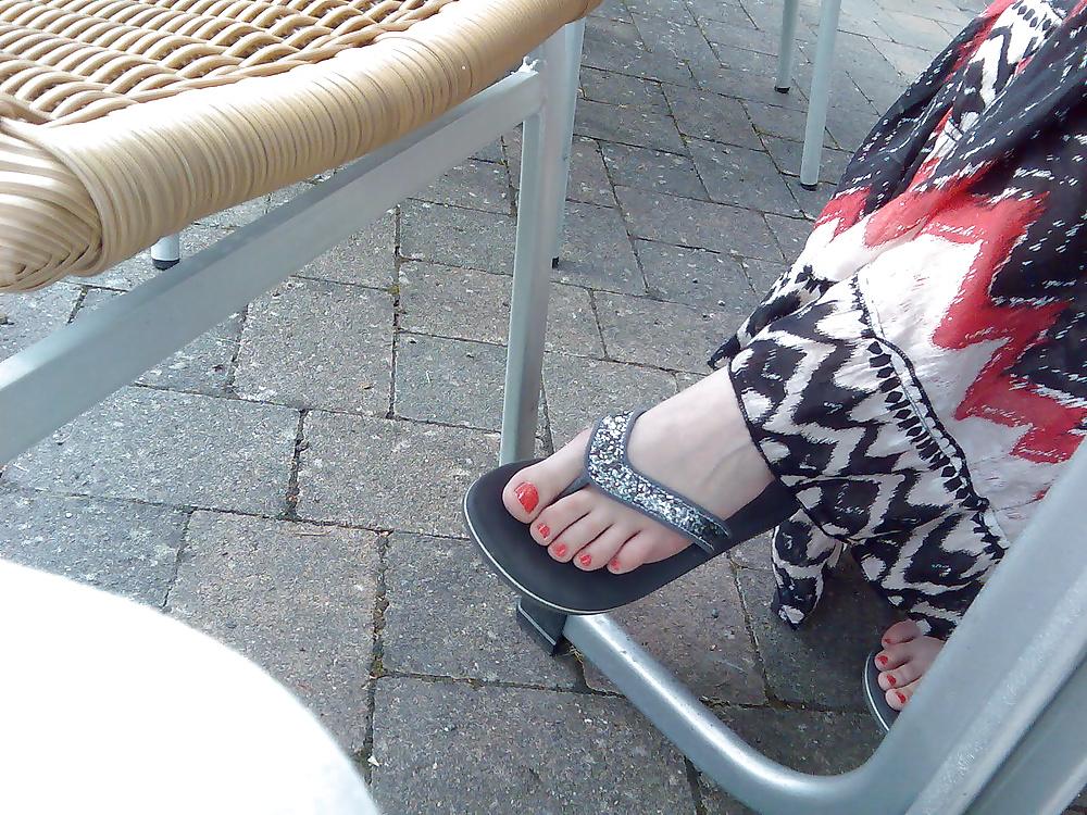 4P Linn 's Candid Feet - Female feet with red painted nails