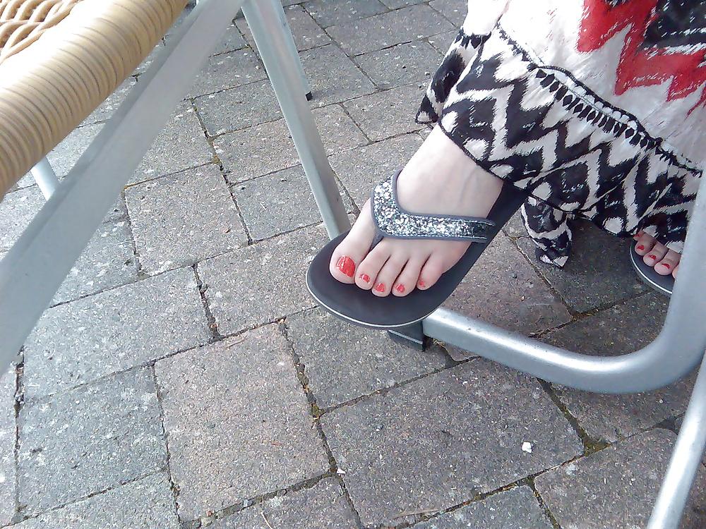 4P Linn 's Candid Feet - Female feet with red painted nails