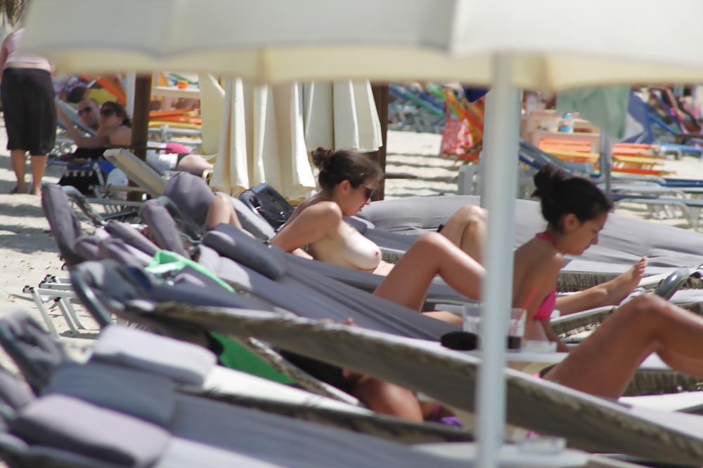 25P Topless beach in Naxos4